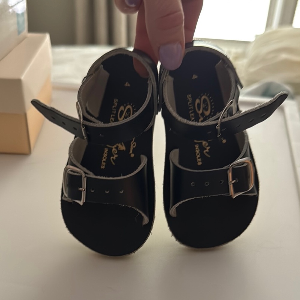 Kids Navy Salt Water Sun-San Sandals. EUC!